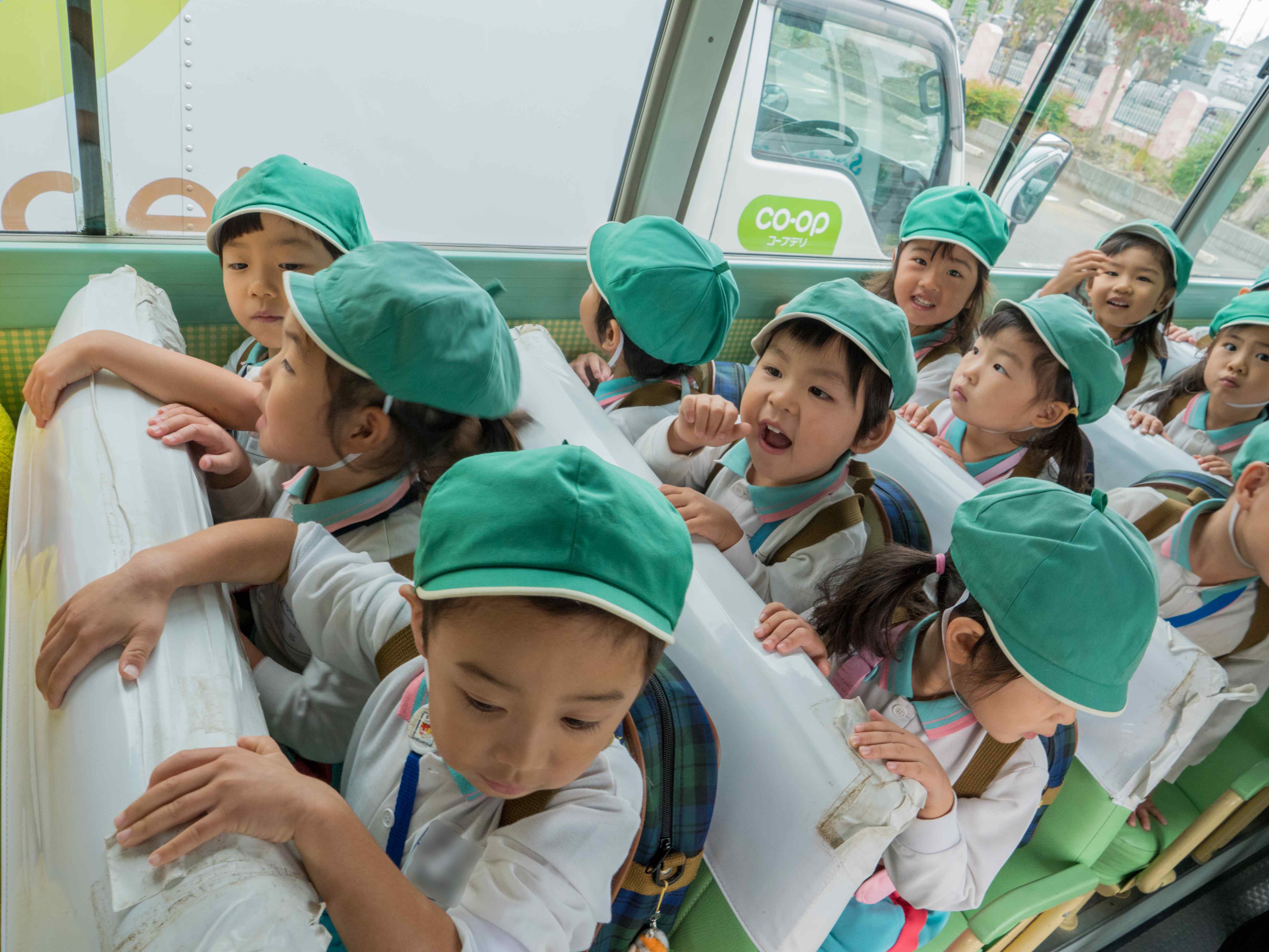園バスに乗る子どもたちの様子
