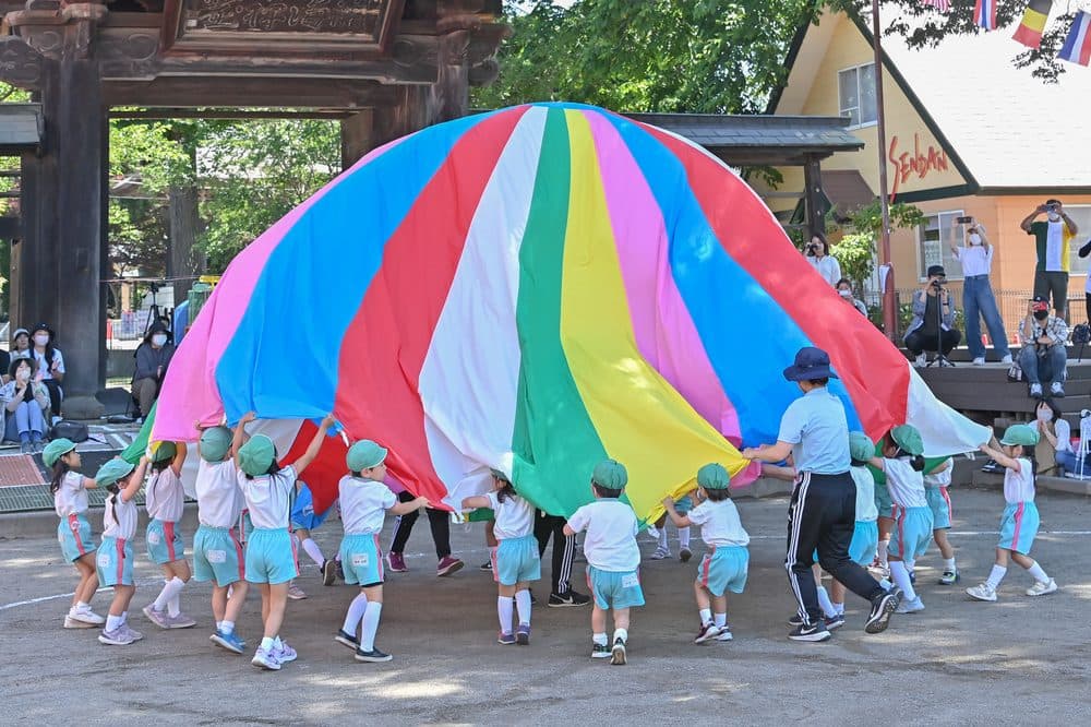 運動会で力いっぱい走る子どもたち