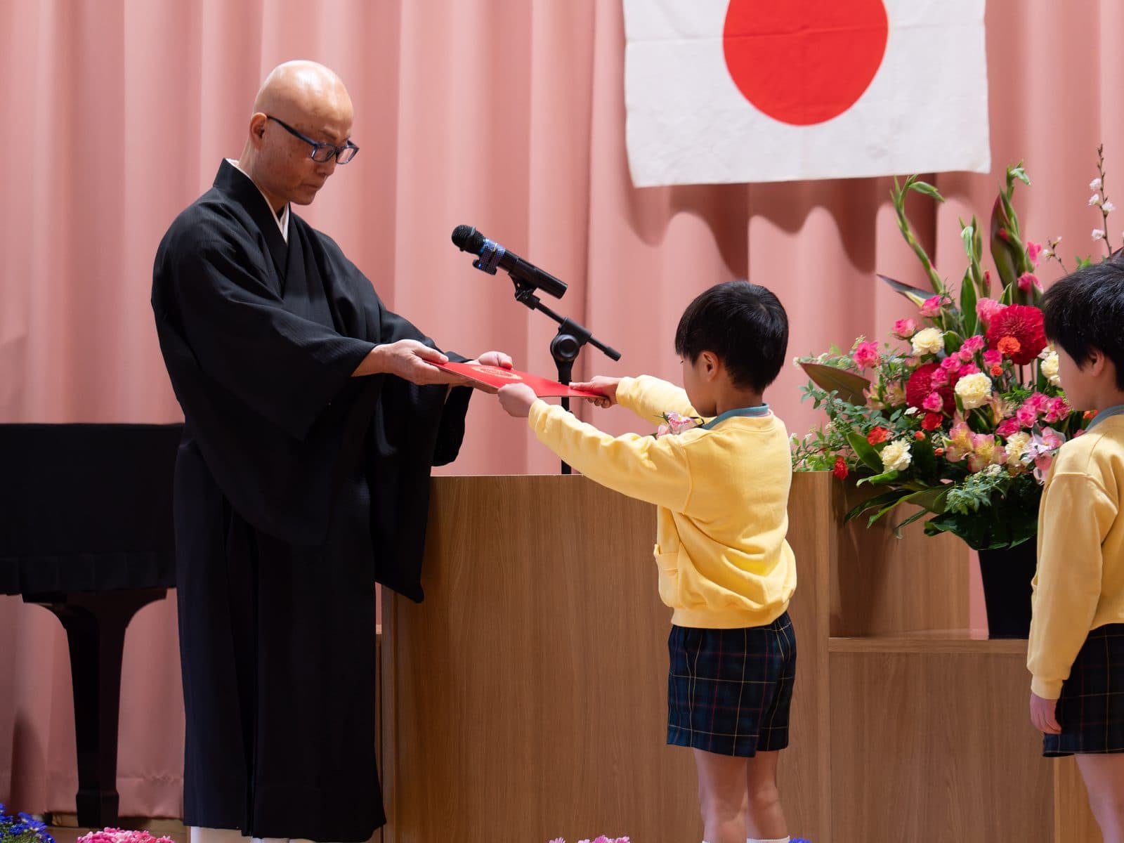 ホールで行われた卒園式で、修了証書を受け取る園児