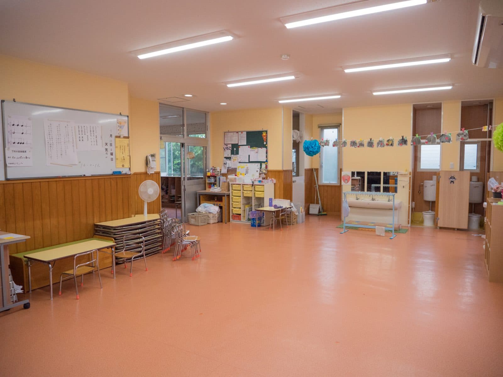 子ども用の手洗い場とトイレを備えた保育室