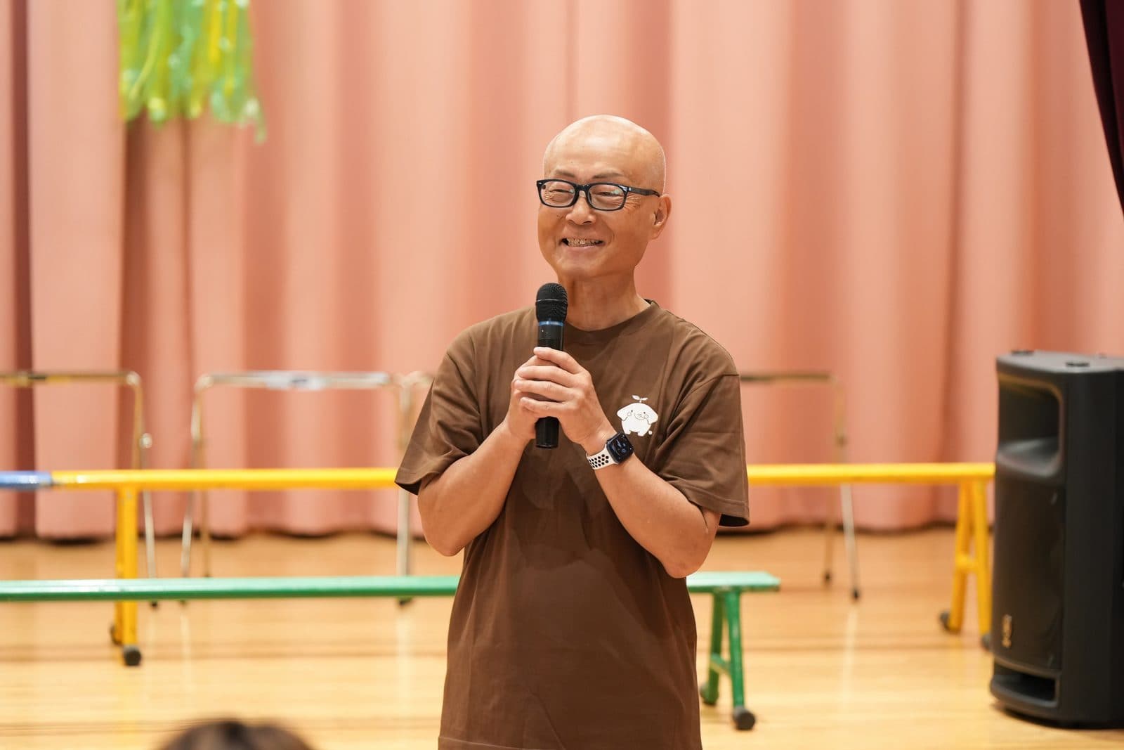 サマーコンサートでマイクを手に子どもたちへ語りかける、学校法人 芳全寺学園 理事長 荒木 龍胤