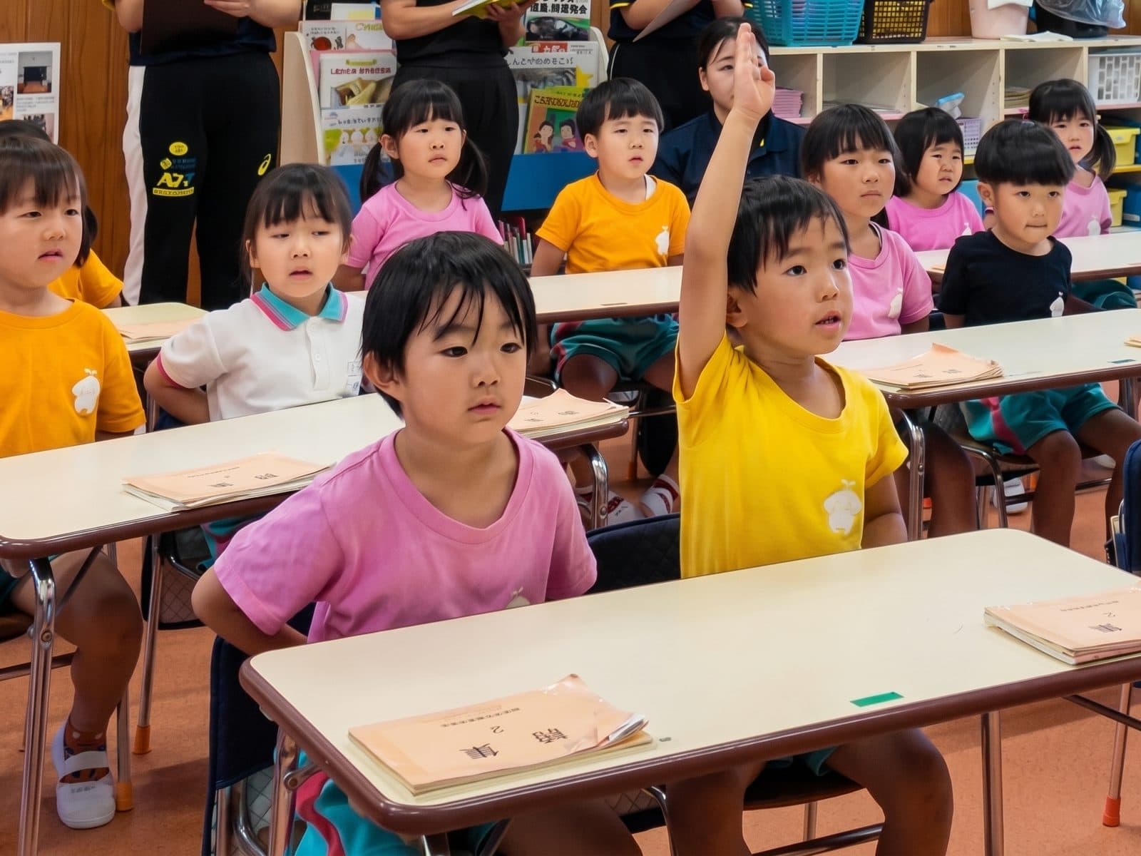 デイリープログラムで、まっすぐ手を挙げる子どもたち