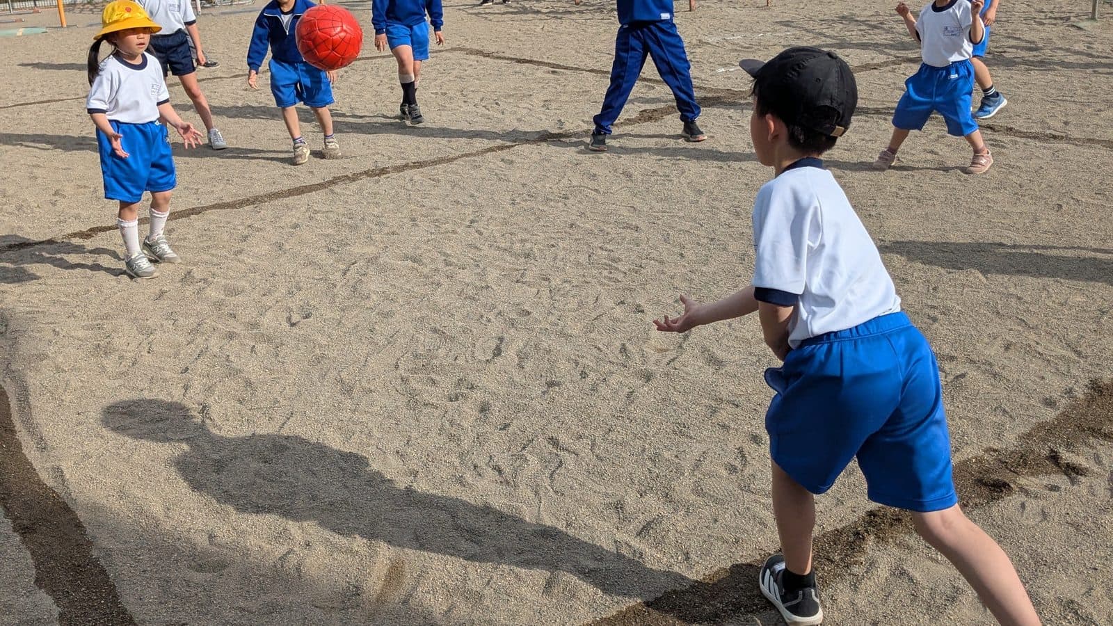 職員と子どもたちが一緒に過ごす様子
