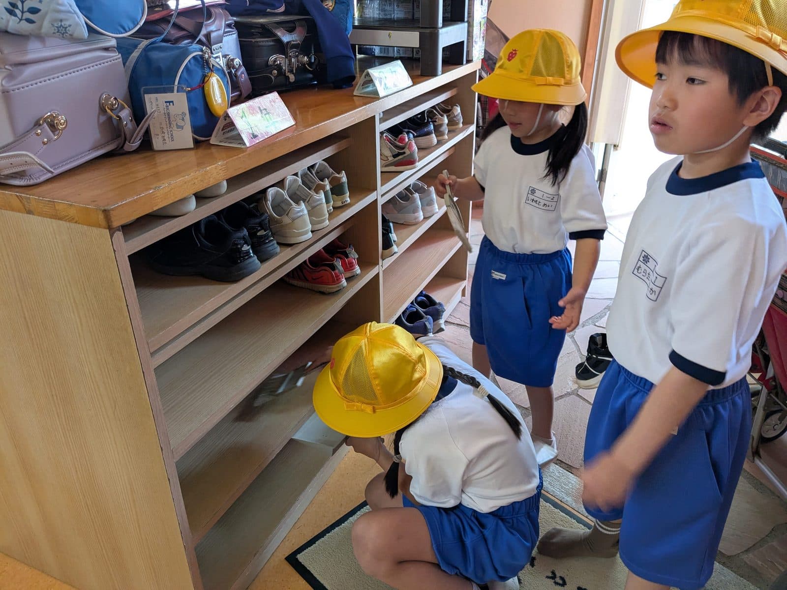 来所して靴を履き替える子どもたち(「ただいま」と来所)