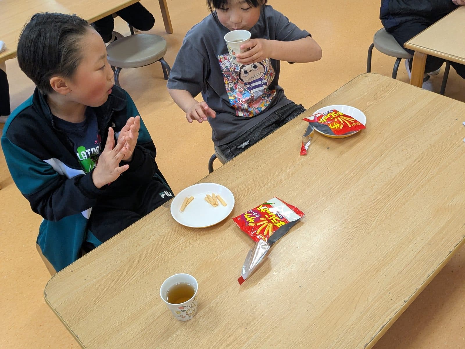 保育室で午後を過ごす子どもたち(保育室での午後)