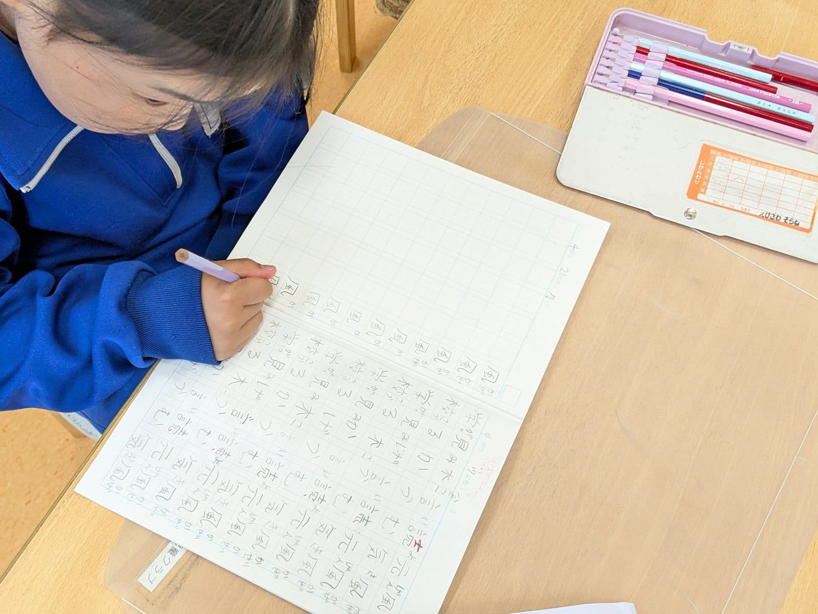 漢字ドリルの宿題に取り組む様子(まず宿題から)