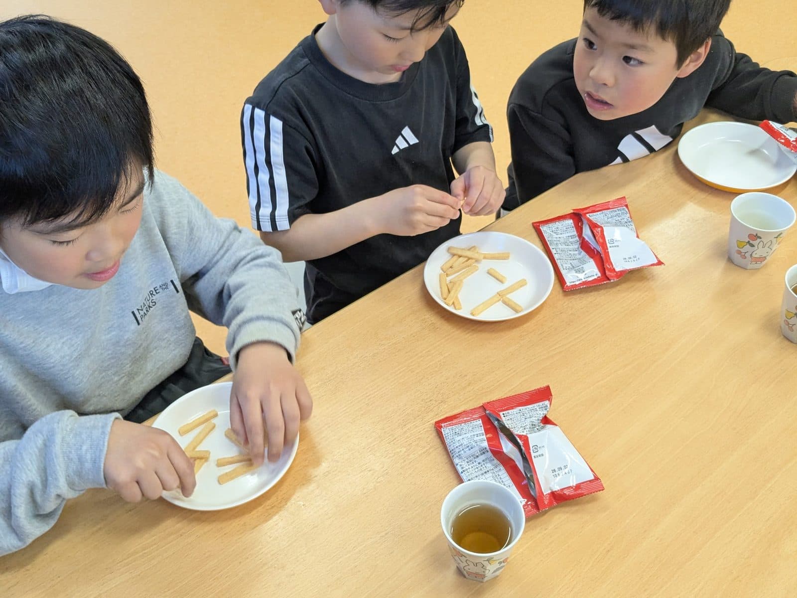 おやつを楽しむ子どもたち(おやつの時間)