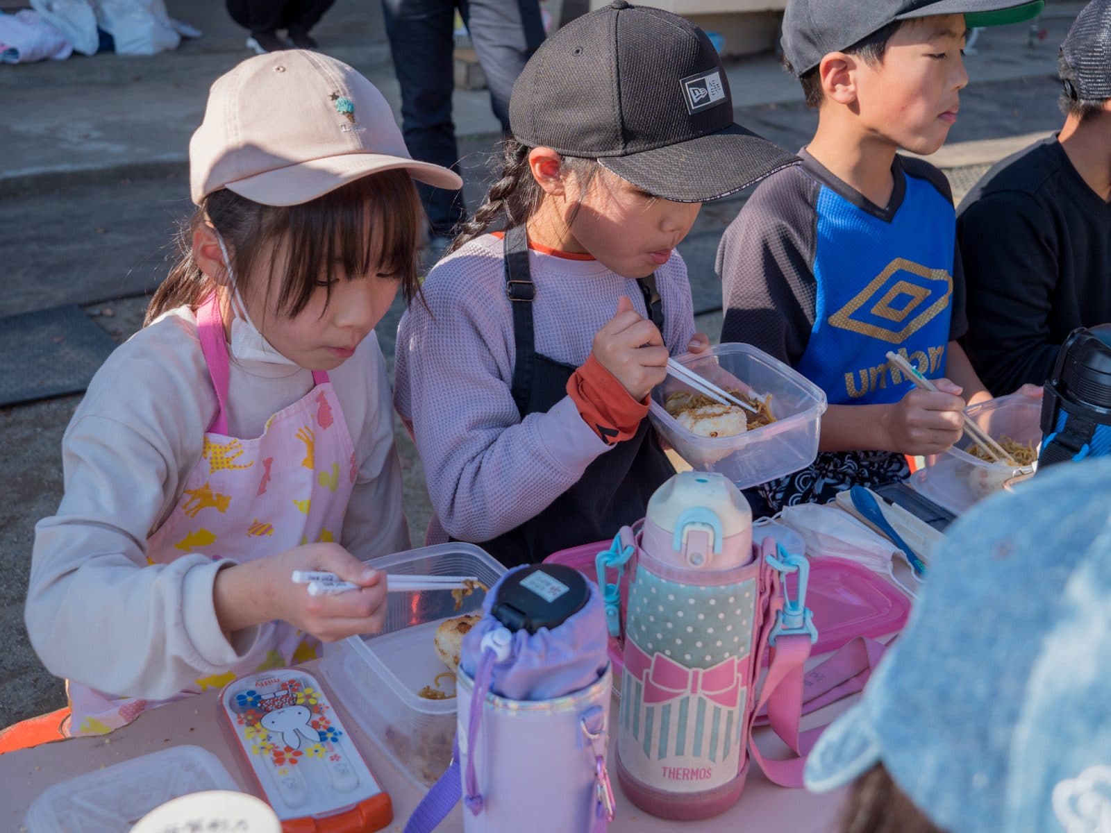 学童フェスで竹パン焼きを見守る子どもたち(学童フェス)