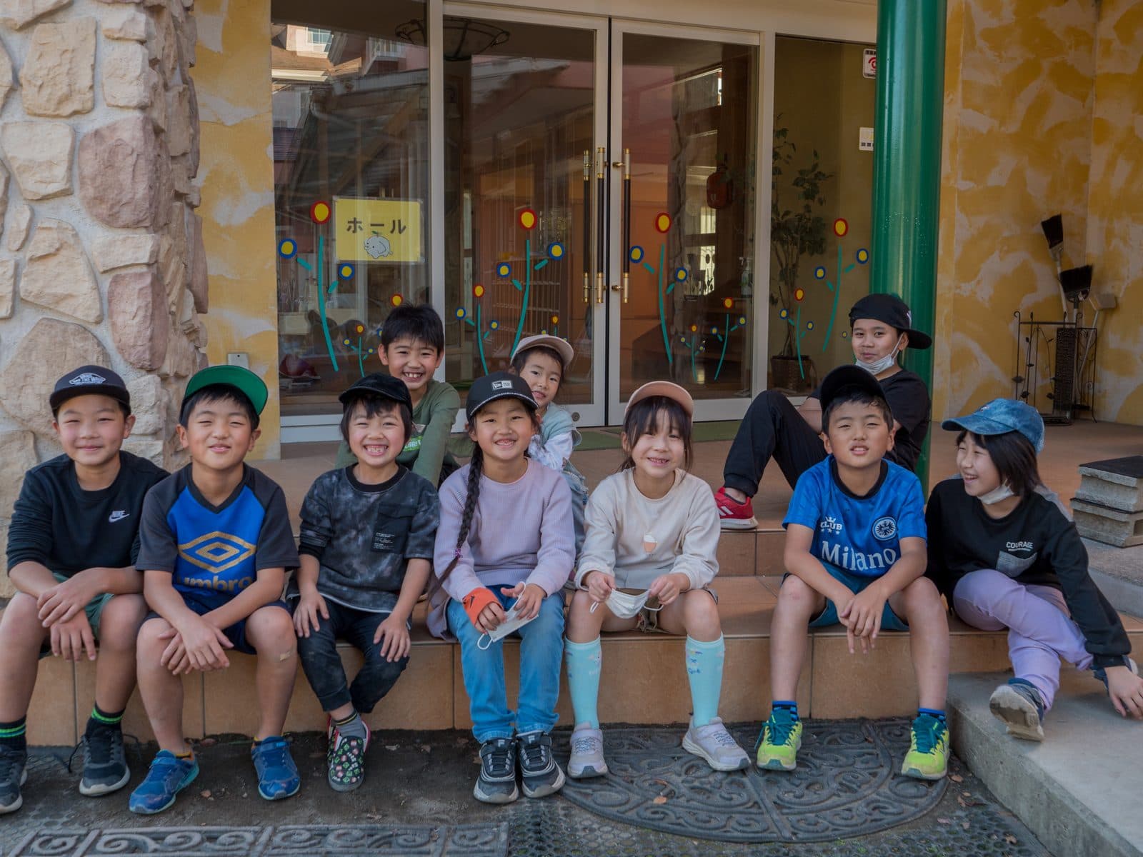 並んで座る学年の違う子どもたち(学年を超えて)