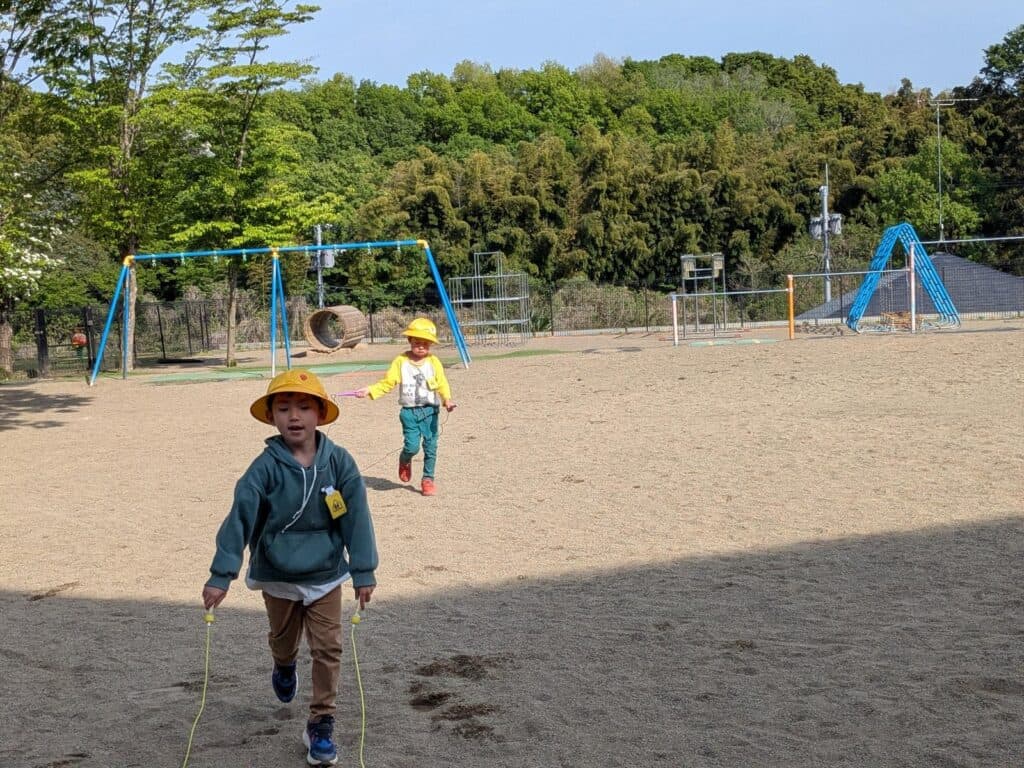 「少し離れて」声をかけ合う園庭で